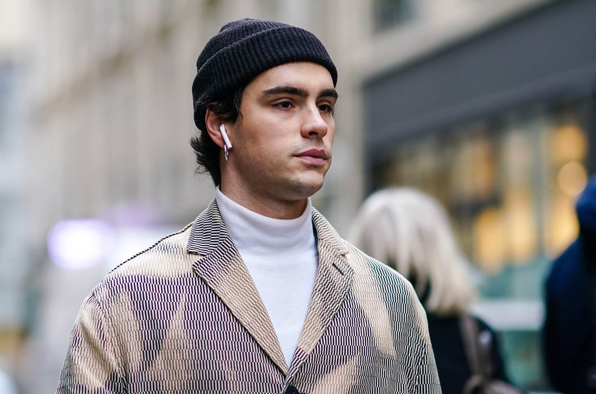 чому від шапки свербить лоб